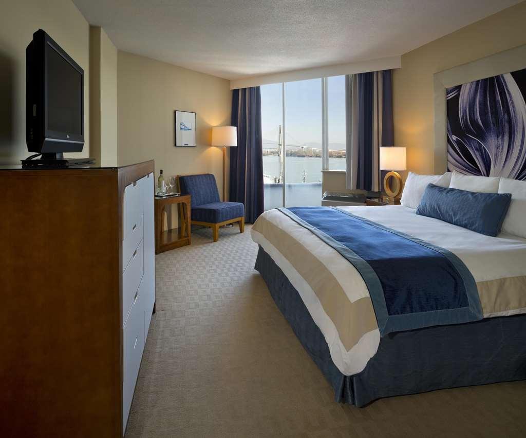 Inn At The Quay New Westminster Room photo